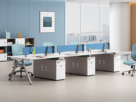 Cumpărătorii internaționali de mobilier de birou discută planul de aspect în showroom -ul dvs. de mobilă de lucru